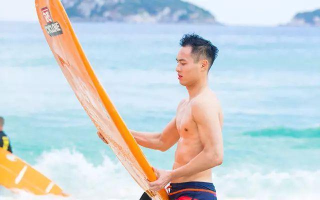 在《半熟恋人》中，唐艺昕分享了哪些与张若昀的恋爱点滴？游戏画面